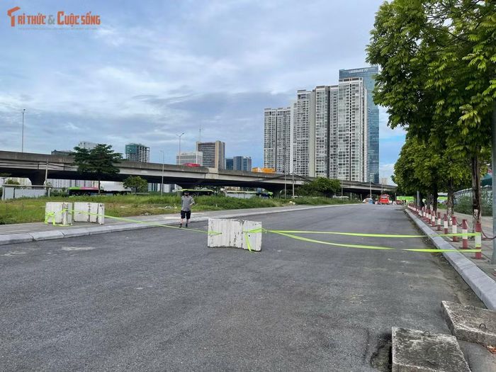 Điểm đầu dự án từ phía đường Phạm Hùng (Vành đai 3) hiện vẫn được rào chắn, chưa thể đưa vào khai thác. Dự án đường nối Phạm Hùng - Lê Đức Thọ dài khoảng 1,12 km, được khởi công từ năm 2017 nhưng đến nay vẫn dang dở do vướng giải phóng mặt bằng.