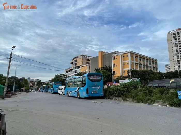 Nhiều đoạn lòng đường và vỉa hè bị biến thành bãi đỗ ô tô tự phát. Hạ tầng đã đầu tư nhưng chưa khai thác trong thời gian dài dẫn đến tình trạng sử dụng sai mục đích, gây lãng phí.