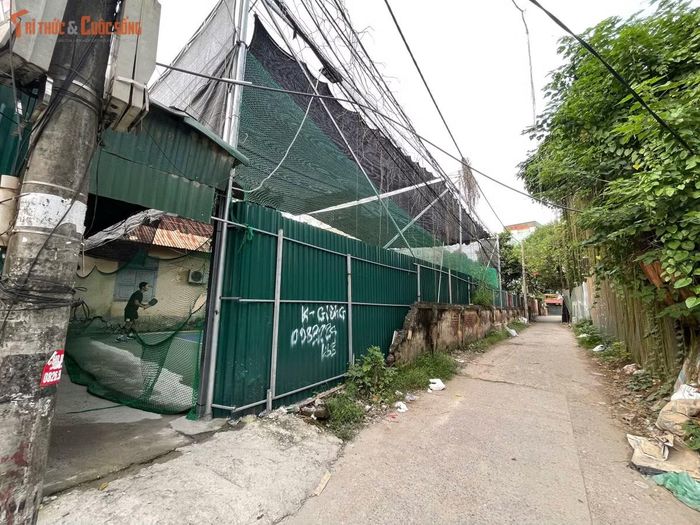 Bên trong phạm vi dự án vẫn còn nhiều hộ dân sinh sống. Không ít căn nhà đã xuống cấp sau nhiều năm chờ giải tỏa, trong khi việc sửa chữa, xây mới đều gặp nhiều hạn chế.