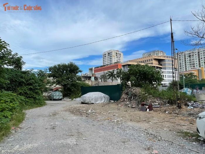 Ngoài các rào chắn, nhiều đoạn dự án vẫn chưa thể triển khai do còn nhà dân nằm trong phạm vi thu hồi đất. Công tác giải phóng mặt bằng vì vậy vẫn là điểm nghẽn lớn nhất của dự án.