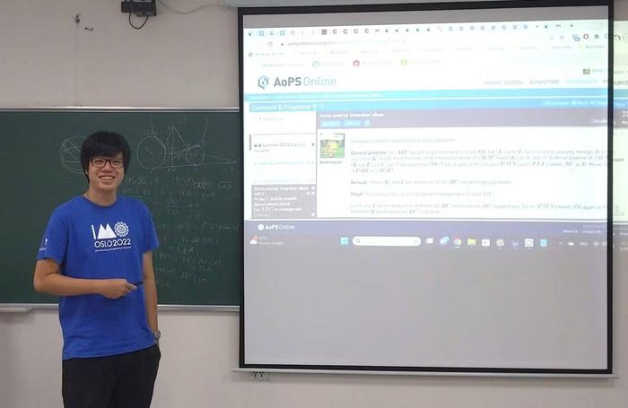 Thầy Trần Quang Hùng trong một buổi tập huấn đội tuyển IMO. Ảnh: NVCC.