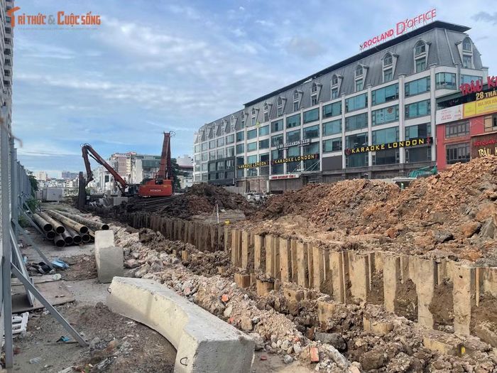 Sau giai đoạn xử lý mặt bằng, nhiều tổ công nhân chia thành các nhóm làm việc tại nhiều vị trí trên tuyến. Hoạt động xây dựng diễn ra liên tục nhằm đáp ứng tiến độ đã đề ra.