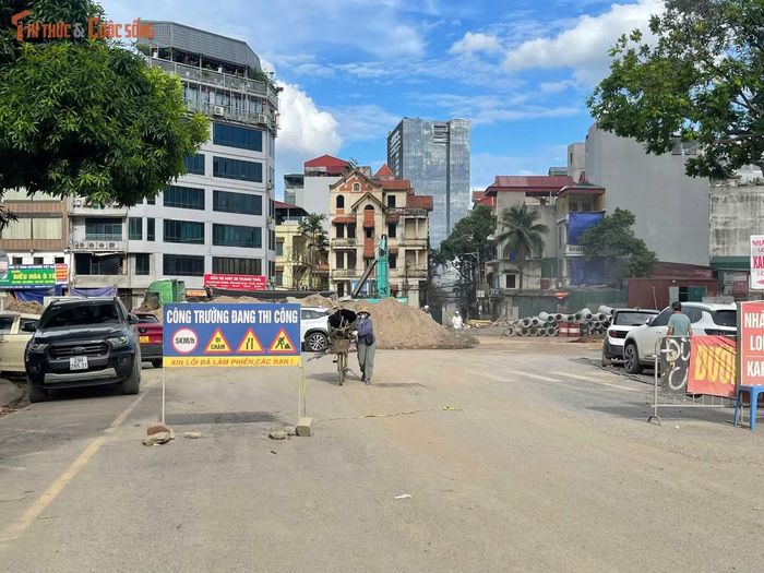 Biển cảnh báo, rào chắn và hệ thống phân luồng được bố trí dọc công trường nhằm bảo đảm an toàn cho người dân trong suốt quá trình thi công.