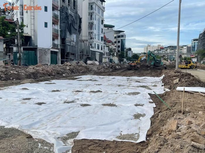 Ngõ 381 Nguyễn Khang là một trong những tuyến đường thường xuyên xảy ra ùn tắc tại khu vực Cầu Giấy do mặt đường hẹp, lưu lượng phương tiện lớn. Việc cải tạo được người dân mong chờ sau nhiều năm xuống cấp.