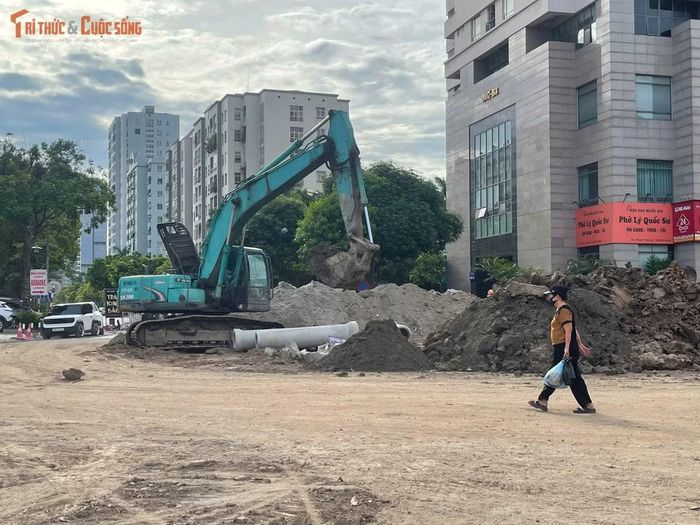 Sau khi hoàn thành công tác giải phóng mặt bằng, dự án mở tuyến đường kết nối phố Thành Thái với ngõ 381 Nguyễn Khang bước vào giai đoạn thi công. Đây là một trong những công trình giao thông đang được triển khai nhằm hoàn thiện hạ tầng khu vực phường Cầu Giấy.