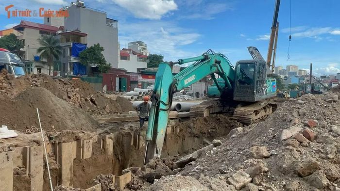 Nhiều vị trí sau khi được giải tỏa đã thay đổi rõ rệt so với trước đây. Phần nền đường mới dần hình thành, tạo khoảng không rộng hơn trên toàn tuyến.