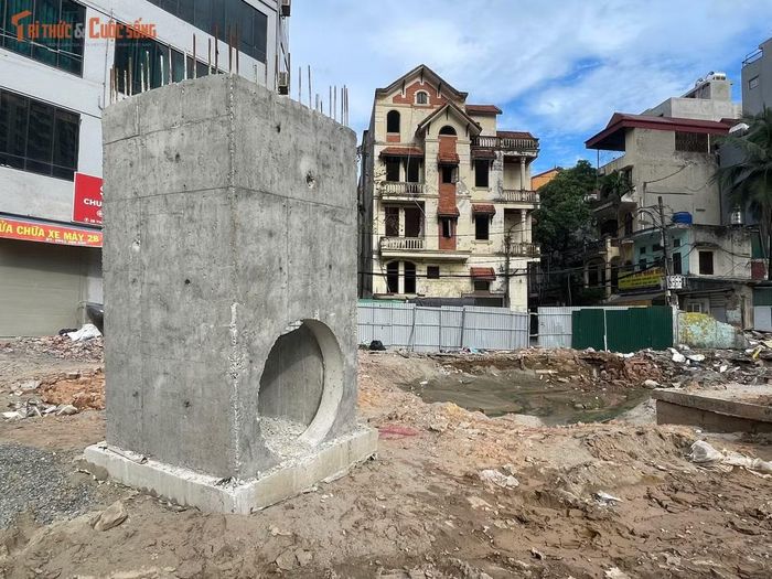 Một số kết cấu kỹ thuật đã được lắp dựng trên công trường theo thiết kế. Đây là một trong những phần việc được thực hiện trước khi hoàn thiện các công trình hạ tầng và mặt đường phía trên.