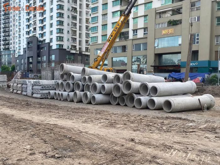 Dọc tuyến, nhiều vật liệu xây dựng như cống bê tông, sắt thép và cát đá được tập kết để phục vụ việc làm đường. Khối lượng vật tư lớn cho thấy công trường đang bước vào giai đoạn thi công cao điểm.