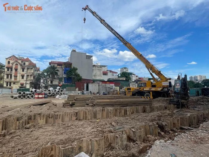 Nhiều máy móc, phương tiện cơ giới được huy động để san nền, đào đắp và xử lý mặt bằng. Khối lượng công việc được triển khai tại nhiều vị trí trên toàn tuyến.