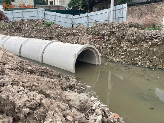 Cùng với phần nền đường, hệ thống thoát nước cũng được lắp đặt. Những đốt cống bê tông cỡ lớn liên tục được đưa đến công trường để phục vụ việc đấu nối.