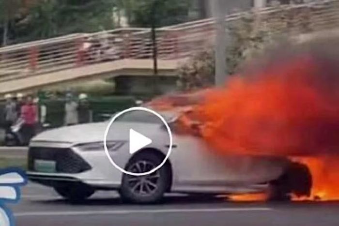 Vụ cháy xe hiện vẫn đang được các cơ quan chức năng tiếp tục điều tra.