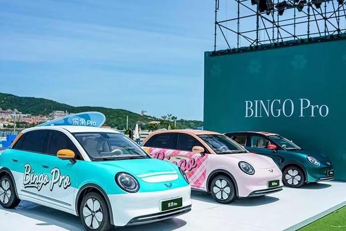 Theo GM Authority dẫn lời các nguồn tin am hiểu vấn đề, General Motors (GM) đang có kế hoạch cấp phép cho mẫu Wuling Bingo Pro thông qua liên doanh SAIC-GM-Wuling, sau đó đổi tên và phân phối dưới thương hiệu Chevrolet tại nhiều thị trường quốc tế.