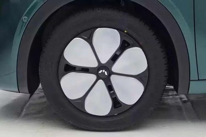Geo Metro từng là một trong những mẫu xe phổ thông nổi tiếng tại Bắc Mỹ nhờ giá bán thấp và khả năng tiết kiệm nhiên liệu. Trong kỷ nguyên xe điện, GM muốn duy trì định vị này bằng một nền tảng chạy hoàn toàn bằng điện.