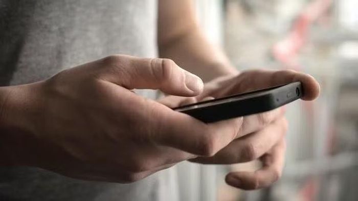 Các chuyên gia khuyến nghị sử dụng hai tay hoặc phụ kiện hỗ trợ để giảm áp lực lên ngón út khi dùng điện thoại trong thời gian dài.