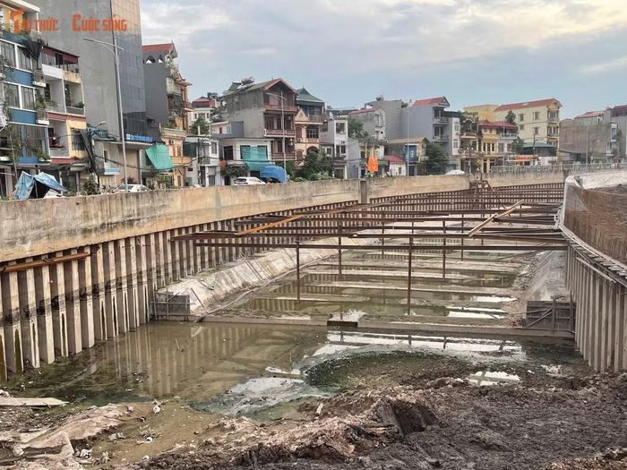Các công nhân tập trung gia công cốt thép, lắp dựng ván khuôn và chuẩn bị đổ bê tông bờ kè. Công tác thi công được triển khai theo hình thức cuốn chiếu trên toàn tuyến.