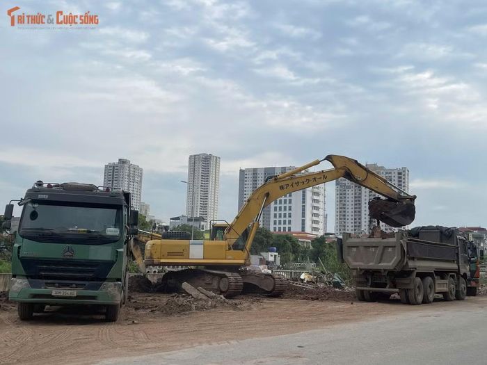 Nhiều máy xúc hoạt động liên tục trên công trường để phục vụ công tác nạo vét và thi công bờ kè. Các mũi thi công được triển khai đồng thời nhằm rút ngắn thời gian hoàn thành dự án.