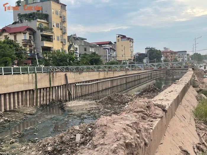 Theo ghi nhận của PV Tri thức và Cuộc sống, nhiều đoạn kênh đang được nạo vét lòng kênh, gia cố nền và xử lý bùn đất trước khi thi công các hạng mục tiếp theo.