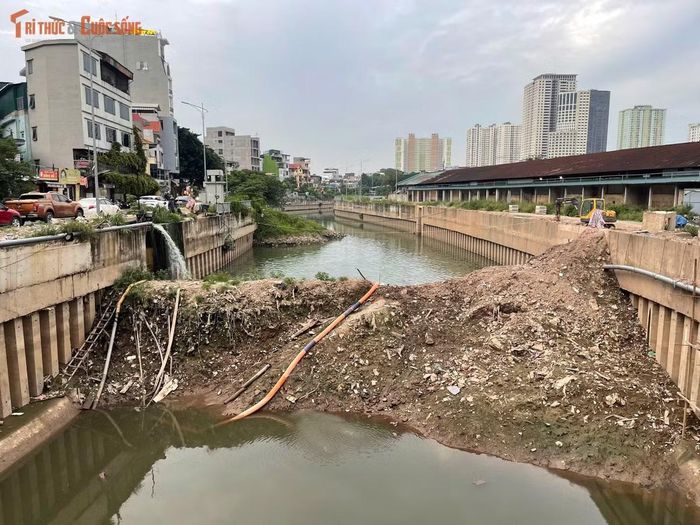 Hiện các nhà thầu vẫn duy trì nhiều mũi thi công trên toàn tuyến để hoàn thiện những hạng mục còn lại, hướng tới sớm đưa công trình vào khai thác đồng bộ.