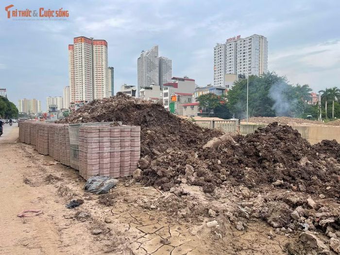 Sau hơn 10 năm triển khai, nhiều mũi thi công vẫn được duy trì trên toàn tuyến. Máy xúc, xe tải cùng các thiết bị cơ giới hoạt động liên tục để đẩy nhanh tiến độ các hạng mục còn lại.