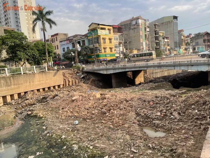 Dự án cải tạo kênh La Khê là hạng mục quan trọng thuộc Dự án cải thiện hệ thống tiêu nước khu vực phía Tây TP Hà Nội (trạm bơm tiêu Yên Nghĩa), được khởi công từ năm 2015 với tổng mức đầu tư sau điều chỉnh gần 7.470 tỷ đồng.