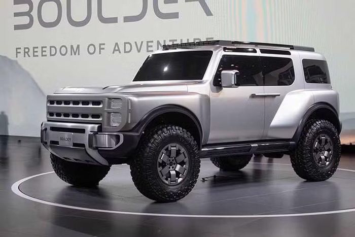 Đáng chú ý, những hình ảnh về mẫu SUV địa hình Hyundai hoàn toàn mới này cho thấy nhiều thay đổi so với mẫu concept Hyundai Boulder từng ra mắt hồi đầu năm, làm dấy lên đồn đoán đây có thể là phiên bản thương mại hoặc một biến thể hoàn toàn mới.