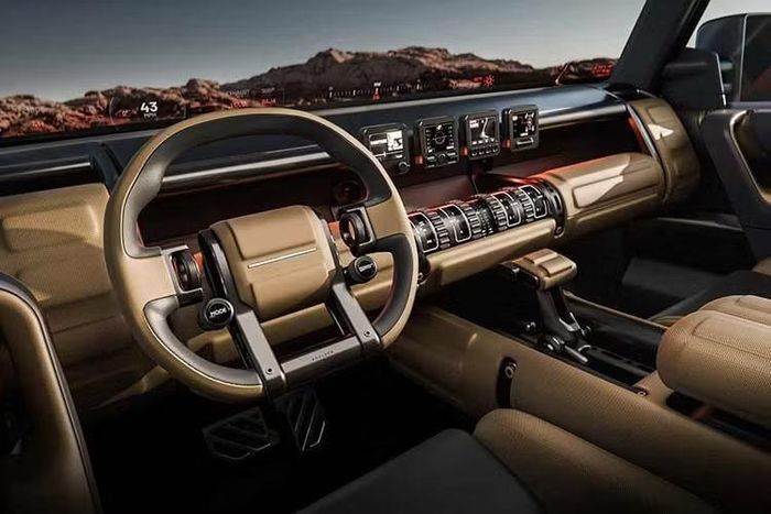 Bất chấp những thay đổi ở phần đầu, tổng thể mẫu SUV vẫn giữ kiểu dáng vuông vức đặc trưng của dòng xe địa hình. Xe sở hữu cản trước ngắn nhằm tăng góc tiếp cận, hốc bánh mở rộng để lắp lốp địa hình cỡ lớn, cùng các tấm ốp bảo vệ thân xe mang phong cách khỏe khoắn.