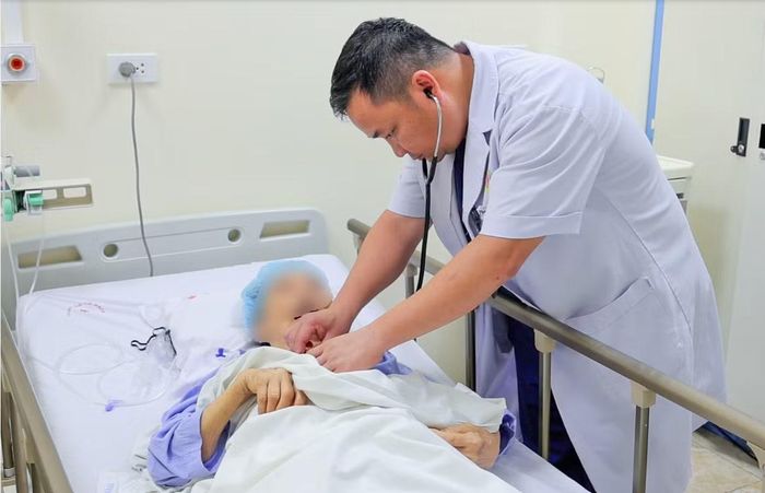 TS.BS Phan Thảo Nguyên thăm khám cho bệnh nhân - Ảnh BVCC