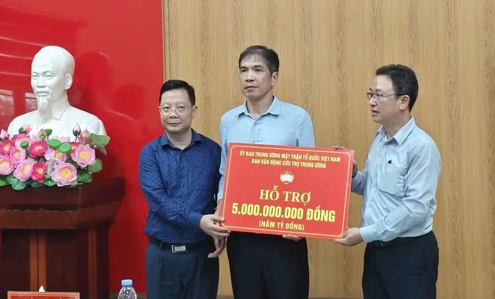 Ông Nguyễn Văn Thanh - Ủy viên Đoàn Chủ tịch, Trưởng Ban Dân tộc và Tôn giáo Cơ quan Ủy ban Trung ương MTTQ Việt Nam đã trao số tiền hỗ trợ cho Ủy ban MTTQ Việt Nam tỉnh Lai Châu.