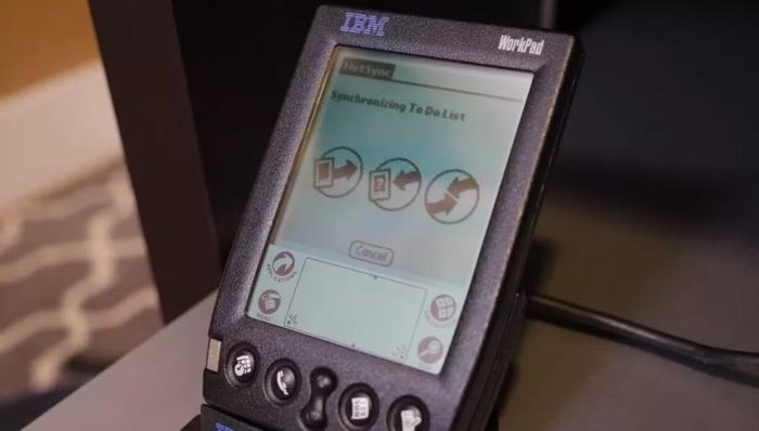 Palm Pilot từng được xem là "tổ tiên" của smartphone, nhưng trải nghiệm sử dụng ngày nay cho thấy khoảng cách rất lớn giữa công nghệ cũ và hiện đại.
