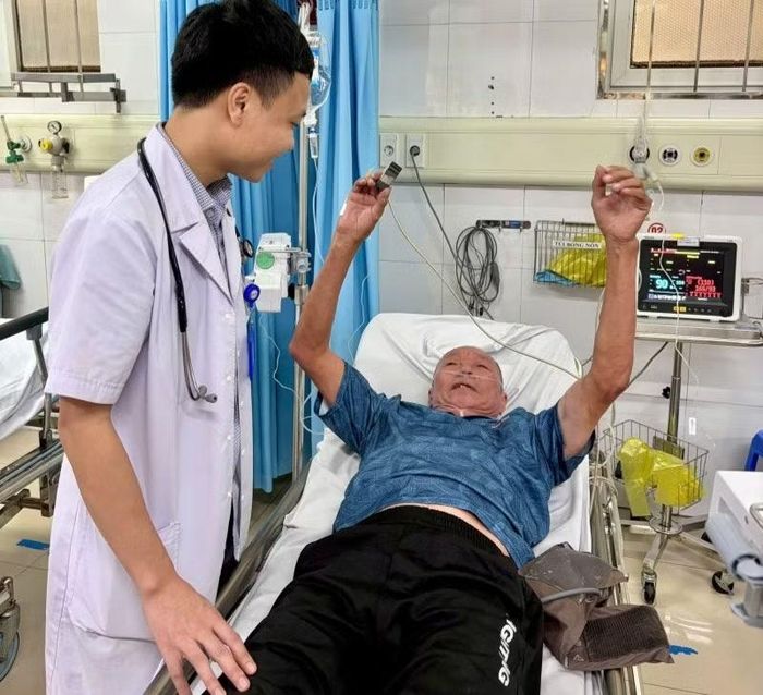 Kiểm tra bệnh nhân sau điều trị thuốc tiêu sợi huyết - Ảnh BVCC