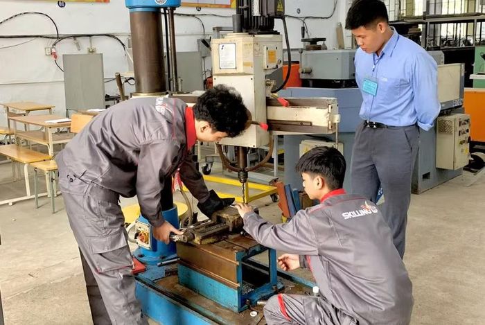 Thực hành nghề tại Trường Trung cấp nghề Giao thông công chính Hà Nội. Ảnh: NTCC