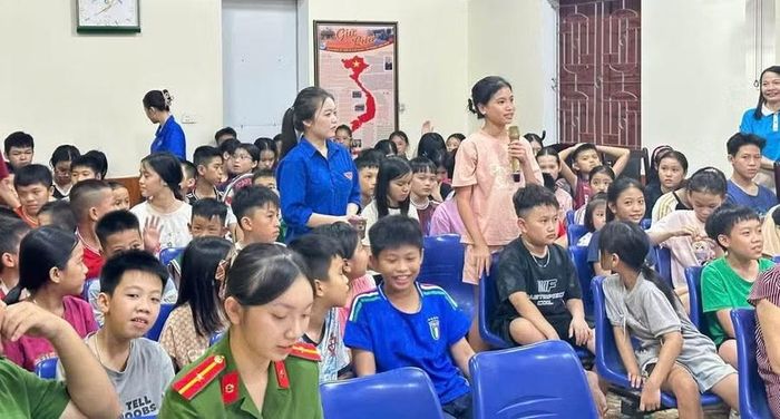 Phường Trường Vinh (Nghệ An) tổ chức truyền thông cho học sinh về kỹ năng tự bảo vệ trên môi trường mạng. Ảnh: CSCC