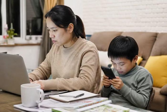Trong nhiều gia đình, điện thoại trở thành công cụ giúp trẻ giải trí khi cha mẹ bận rộn.