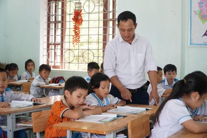 Giờ học của thầy trò Trường Phổ thông DTBT Tiểu học Nga My, xã Nga My, Nghệ An. Ảnh: Hồ Lài