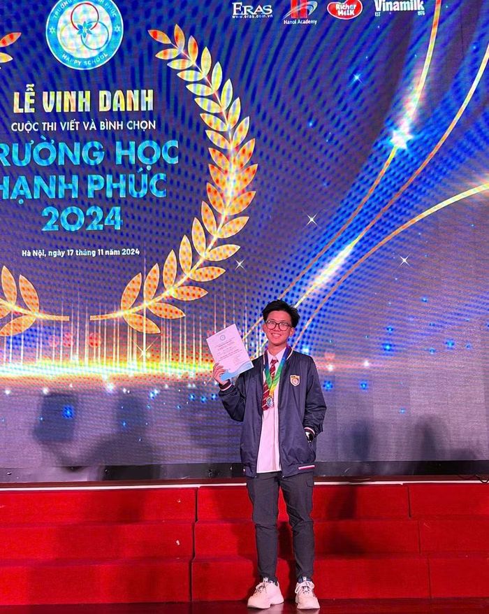 Trần Việt Anh tại Lễ vinh danh cuộc thi viết về trường học hạnh phúc.