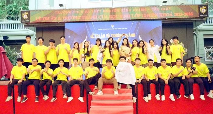 Việt Anh cùng các bạn tại Lễ tri ân, trưởng thành.