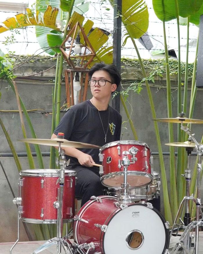 Việt Anh tham gia Câu lạc bộ Âm nhạc.