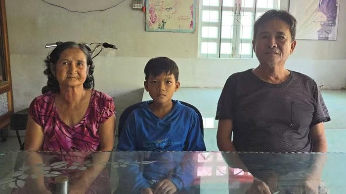 Bằng và ông bà nội sau một chuyến bán bánh mì đắt hàng.