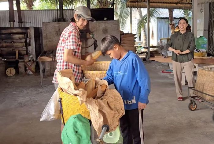 Vợ chồng anh Nguyễn Văn Hòa và chị Đoàn Thị Hồng Nhung - chủ lò bánh mì thương Bằng như con ruột, tạo mọi điều kiện cho cậu bé tích cóp từng đồng để mua sách vở, đồng phục.