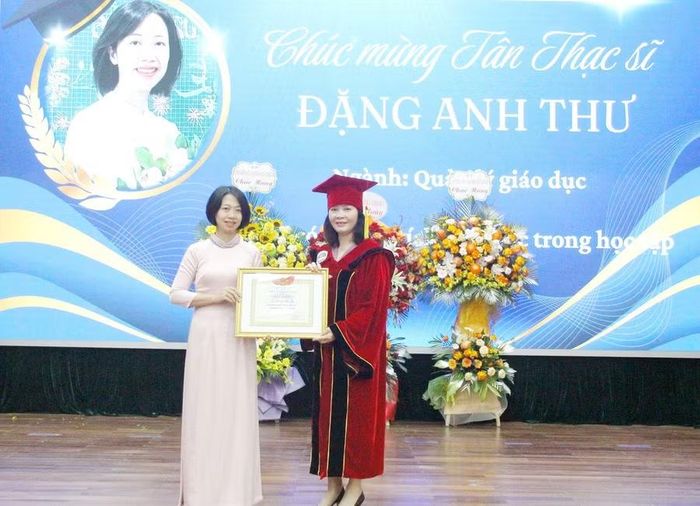 PGS.TS Nguyễn Thị Thu Hằng - Giám đốc Học viện Quản lý giáo dục vinh danh, khen thưởng học viên xuất sắc.
