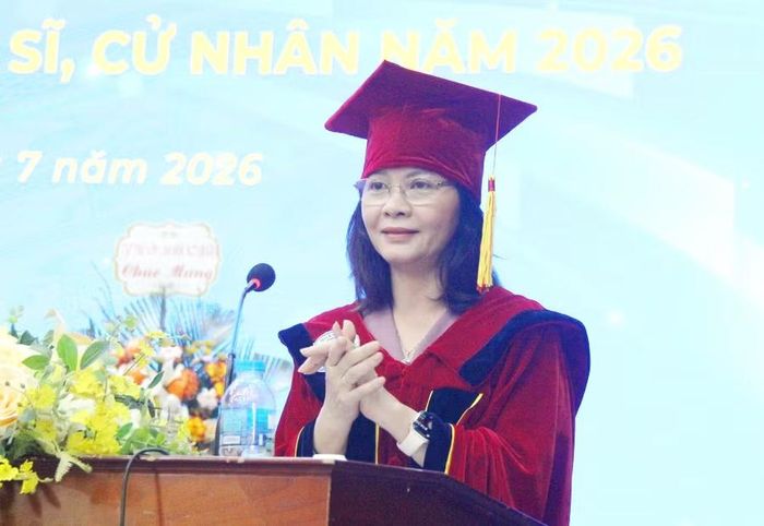 PGS.TS Nguyễn Thị Thu Hằng - Giám đốc Học viện Quản lý giáo dục phát biểu chúc mừng các tân khoa.