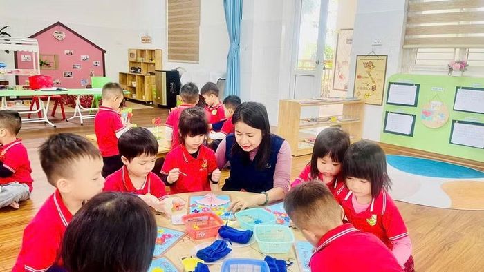 Cô và trò Trường Mầm non Tiền Yên B, xã Sơn Đồng (Hà Nội) trong một hoạt động học. Ảnh: Đình Tuệ.