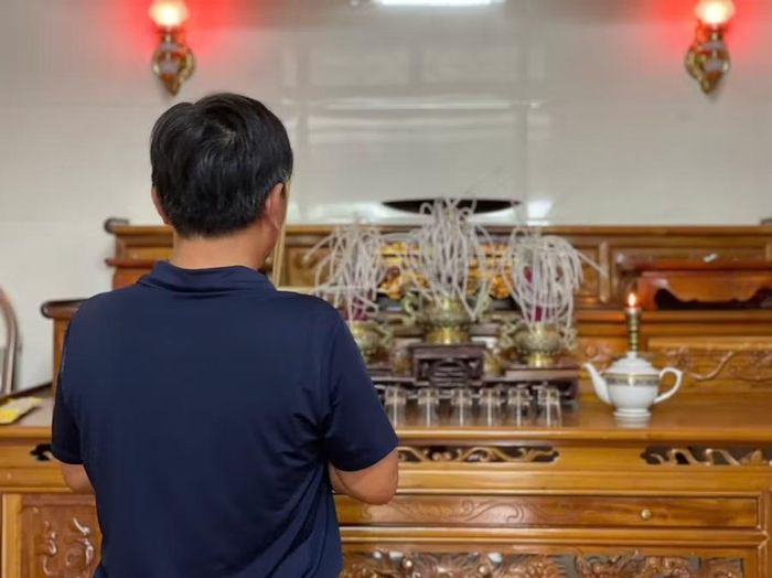 Bàn thờ không di ảnh của nhà giáo - liệt sĩ Nguyễn Xuân Hương tại thôn Liên Thanh, xã Đông Kinh (Hà Tĩnh).