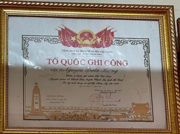 Bằng Tổ quốc ghi công được đặt trang trọng phía trên ban thờ liệt sĩ Nguyễn Xuân Hương.