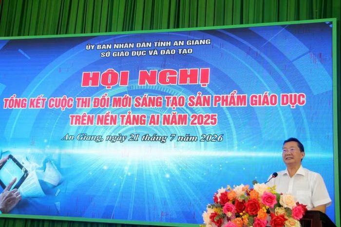 Ông Trần Quang Bảo, Giám đốc Sở GD&ĐT tỉnh An Giang phát biểu tại buổi lễ tổng kết.