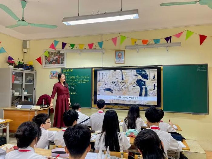 Cô trò Trường THCS Đống Đa (Kim Liên, Hà Nội).