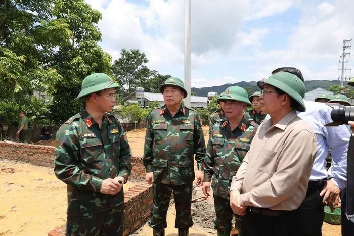 Phó Thủ tướng kiểm tra khu tái định cư (bản Sân Bay, xã Mường Than) dành cho 24 hộ dân bị mất nhà.
