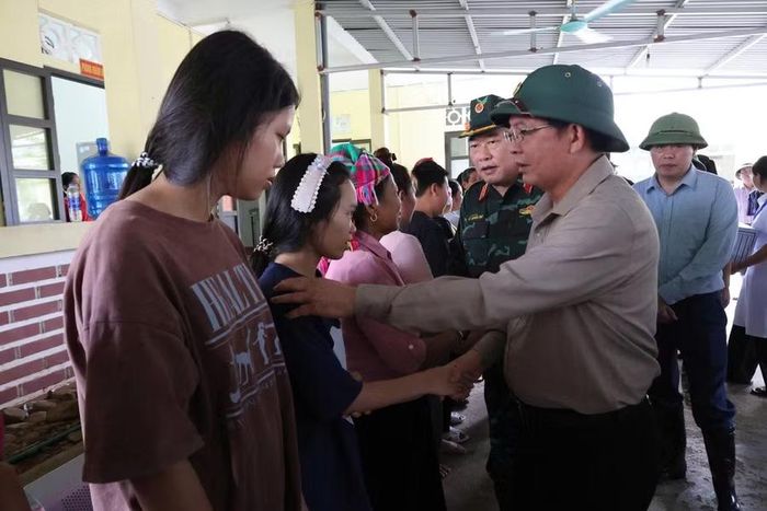 Phó Thủ tướng động viên người dân sớm vượt qua khó khăn, ổn định cuộc sống.