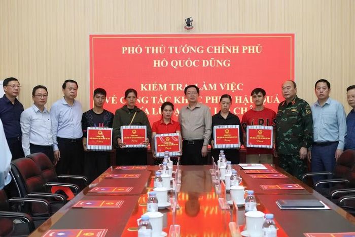 Phó Thủ tướng Hồ Quốc Dũng thăm hỏi, tặng quà các gia đình bị thiên tai tại Bản Chít.