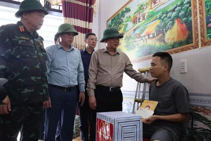 Phó Thủ tướng Hồ Quốc Dũng thăm hỏi, tặng quà cho anh Nguyễn Thanh Hải, mất vợ và 2 con trong trận lũ lịch sử tại Bản Chít.